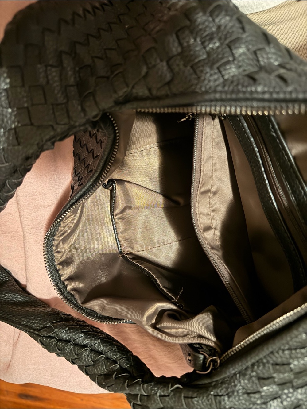 Woven faux leather shoulder bag ๐ - Picture 2 of 2